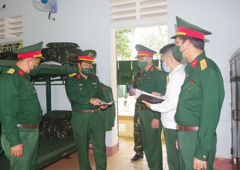 Thượng tá Ngô Nam Cường, UVTV Tỉnh ủy, Chỉ huy trưởng Bộ CHQS tỉnh kiểm tra sổ học tập, ghi chép của chiến sĩ mới
